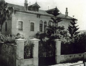 5. Η οικία και ο κήπος μετά την ανακαίνιση του 1927, που έφερε τη σφραγίδα του Ελευθερίου Βενιζέλου. / The house and the garden after the renovation of 1927.
