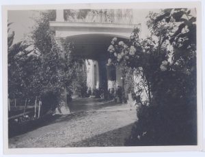 6. Όψη της οικίας και του κήπου κατά τη δεκαετία του 1950. / The house and the garden during the 50’s.