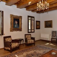 2. Στο σαλόνι διατηρείται η αυθεντική επίπλωση του 1927, όπως επιλέχθηκε από τον Βενιζέλο και τη δεύτερη σύζυγό του Έλενα. / In the living room the original furniture of 1927 is maintained, as selected by Venizelos and his second wife Elena.