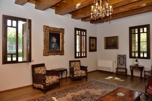 2. Στο σαλόνι διατηρείται η αυθεντική επίπλωση του 1927, όπως επιλέχθηκε από τον Βενιζέλο και τη δεύτερη σύζυγό του Έλενα. / In the living room the original furniture of 1927 is maintained, as selected by Venizelos and his second wife Elena.