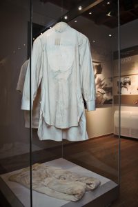 7. Τα ματωμένα ρούχα που φορούσε κατά την απόπειρα δολοφονίας εναντίον του το 1920, όπως εκτίθενται σήμερα στο Μουσείο. / The clothes he wore during the assassination attempt of 1920, as they are exhibited today in the Museum.