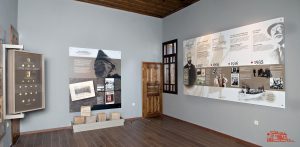 5. Στον χώρο αυτό το εποπτικό υλικό και η μουσειακή συλλογή ανασυνθέτουν την επαναστατική δράση του Βενιζέλου. / In this room the visual material and the collection of the museum reconstruct the revolutionary action of Venizelos.