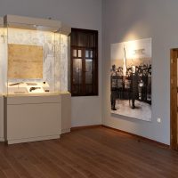 5. Στον χώρο αυτό το εποπτικό υλικό και η μουσειακή συλλογή ανασυνθέτουν την επαναστατική δράση του Βενιζέλου. / In this room the visual material and the collection of the museum reconstruct the revolutionary action of Venizelos.