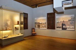 7. Με εποπτικό υλικό και μουσειακά τεκμήρια παρουσιάζεται η πολιτική πορεία του Ελευθερίου Βενιζέλου,. / In this room the visual material and the collection of the museum reconstruct the action of Venizelos as a statesman.