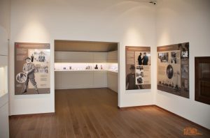 1. Μέσω του εποπτικού υλικού και μοναδικών μουσειακών εκθεμάτων παρουσιάζεται η προσωπική και οικογενειακή ζωή του Βενιζέλου. / Τhe visual material and the unique objects from the museum’s collection present the personal and family life of Venizelos.