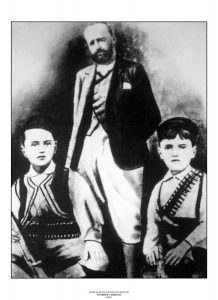 11. Με τους δύο γιούς του, Κυριάκο και Σοφοκλή, Θέρισο 1905. / With his sons Kyriakos and Sofoklis, Therisso 1905.
