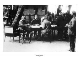16. Στο μέτωπο με τον Βασιλιά Κωνσταντίνο κατά τη διάρκεια του Β’ Βαλκανικού Πολέμου, Ιούλιος 1913. / In the front with King Constantine during the Second Balkan War, July 1913.