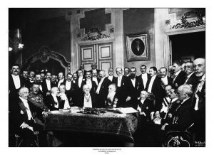 17. H υπογραφή της Συνθήκης του Βουκουρεστίου, 1913. / The signing of the Treaty of Bucharest, 1913.