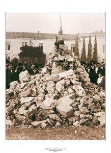 25. Οι πέτρες του αναθέματος. Αθήνα, Δεκέμβριος 1916. / The stones of the «anathema» against Venizelos. Athens, December 1916.