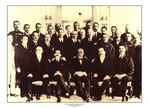 33. Τα μέλη της ελληνικής αντιπροσωπείας στο Συνέδριο της Ειρήνης, Παρίσι, Ιούνιος 1919. / Members of the Greek delegation at the Peace Conference. Paris, June 1919.