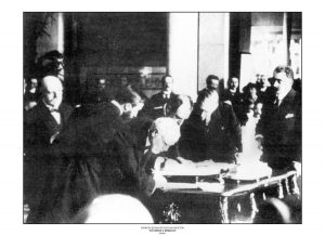 35. Ο Βενιζέλος υπογράφει τη Συνθήκη των Σεβρών, 1920. / Eleftherios Venizelos is signing the Treaty of Sevres, 1920.