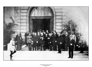 36. Έξω από το Δημαρχείο των Σεβρών μετά την υπογραφή της Συνθήκης, 1920. / Venizelos in front of the Sevres Town Hall after the signing of the Treaty, 1920.