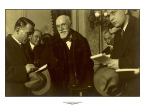 49. Ο Ελευθέριος Βενιζέλος κατά τη διάρκεια επίσκεψής του στο Βελιγράδι, δίνοντας συνέντευξη, 1928. / Eleftherios Venizelos during a visit in Belgrade, 1928.